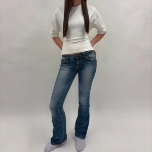 Blå bootcut jeans  - Snygga blå jeans med bootcut-modell och lätt slitna detaljer. Jeansen har klassisk femficksdesign, låg midja och är tillverkade i denim. Perfekta för dig som gillar en avslappnad men ändå trendig look. (omsydda från skinny till bootcut!) 