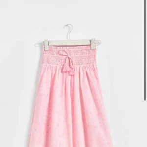 Ljusrosa långkjol - Superfin ljusrosa långkjol💕 kjolen är i storlek 170 men passar xs💗 kontakta om ni har några frågor🥰