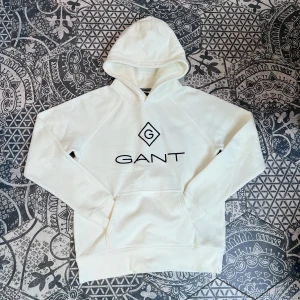 GANT - Hoodie - Snygg vit hoodie från GANT! | Mycket fint skick! Använd fåtal gånger! | Stl: 176 cm / 16 år | Perfekt för chill dagar eller när du vill ha en clean look! | Vid frågor eller funderingar finns jag i DM! 📩CVB Closet