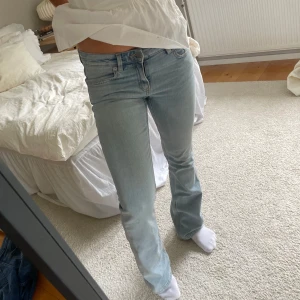 Lågmidjade ljusblå jeans - As snygga och sköna jeans som knappt är använda!! Strl xxs längd: short
