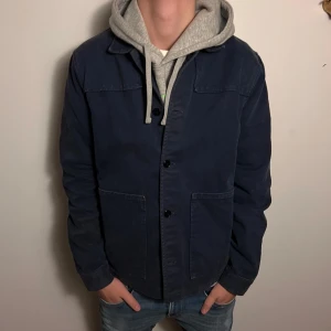 A DAY’S MARCH OVERSHIRT - Fet NN07 Overshirt i Marinblå | Skick: 8,5/10 | Strl: 48 M | Modellen är 182cm lång | Hör av dig om du undrar någonting!