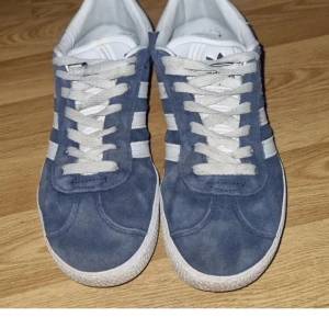 Adidas gazelles - Tja säljer dessa sjukt snygga adidas gazells i stl 37,5 men passar 38 de är I 8/10 skick och ny pris är ca 1599 mitt pris är betydligt billigare kan även bytas mot ett par phillipe models i stl 38. Hör av er vid funderingar.