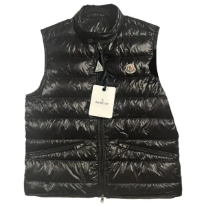 Moncler GUI  - Svart Moncler GUI väst i nytt skick. Tags medföljer. Storlek 2 (s/m)