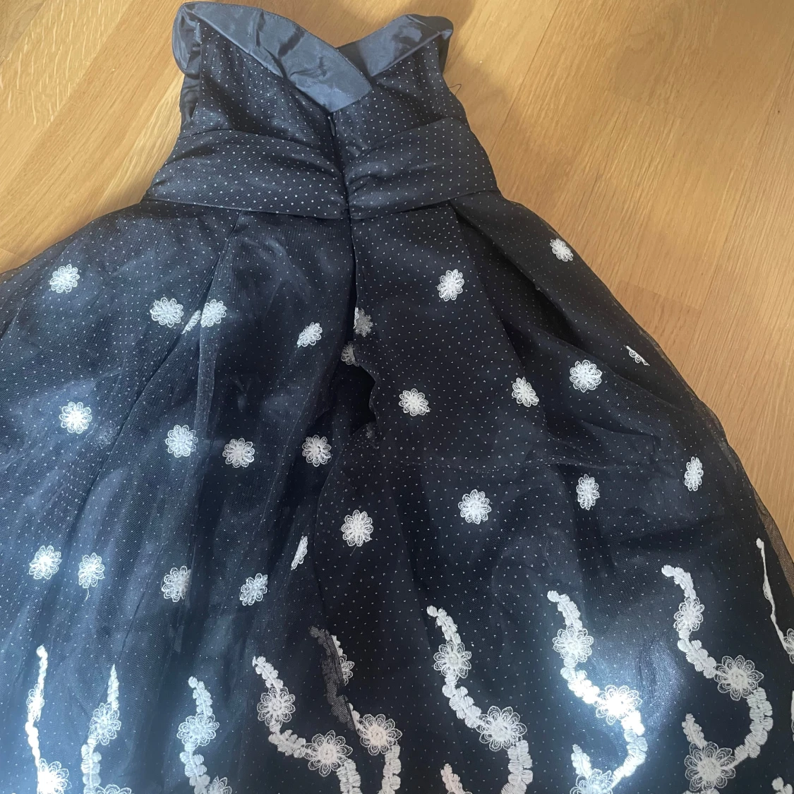 Svart festklänning med vita broderier - 1