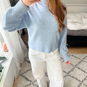 Ljusblå stickad polotröja - Stickad tröja från monki🌸storlek XS men passar mig som har S. 