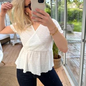 Vit omlottopp VeroModa - Vit topp från VeroModa med omlott-design🤍 säljer då den inte kommer till användning, storlek S