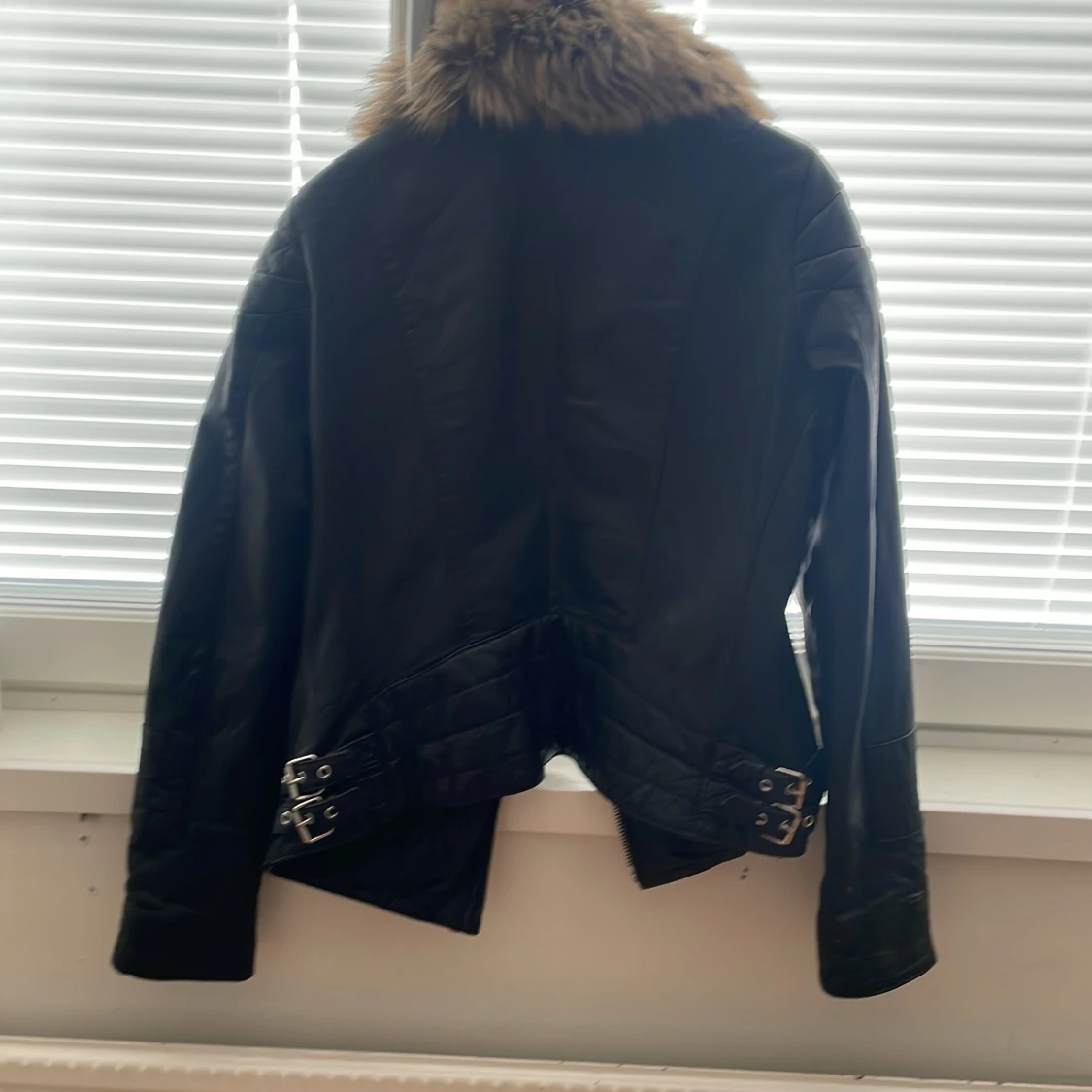 Svart skinnjacka med fuskpäls från Jofama by Kenza - 2