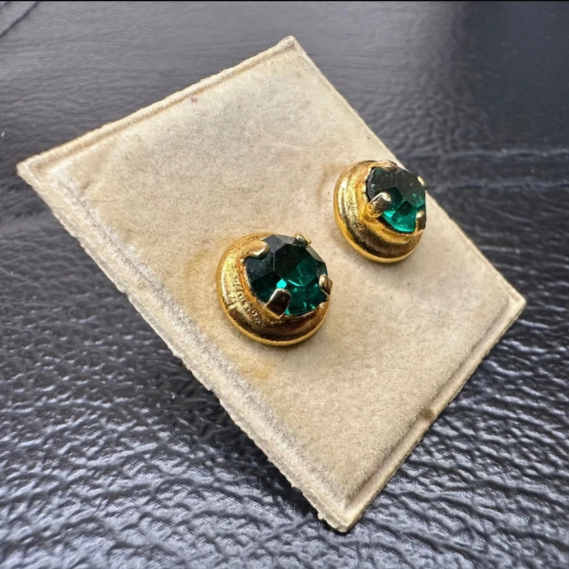 Vintageörhängen med smaragdgrön glassten och guldfärgad ram - 3