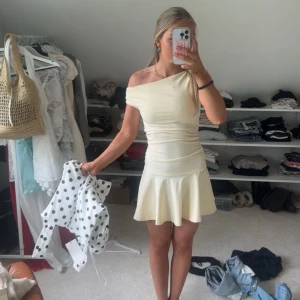 Gul zara klänning - Helt ny klänning från zara i fin gul färg. Har lappen kvar!