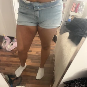 Ljusblå jeansshorts  -  Fina ljusblåa shorts som går att vika ner perfekt nu för sommaren och dem är i  jätteskönt  material🩵 