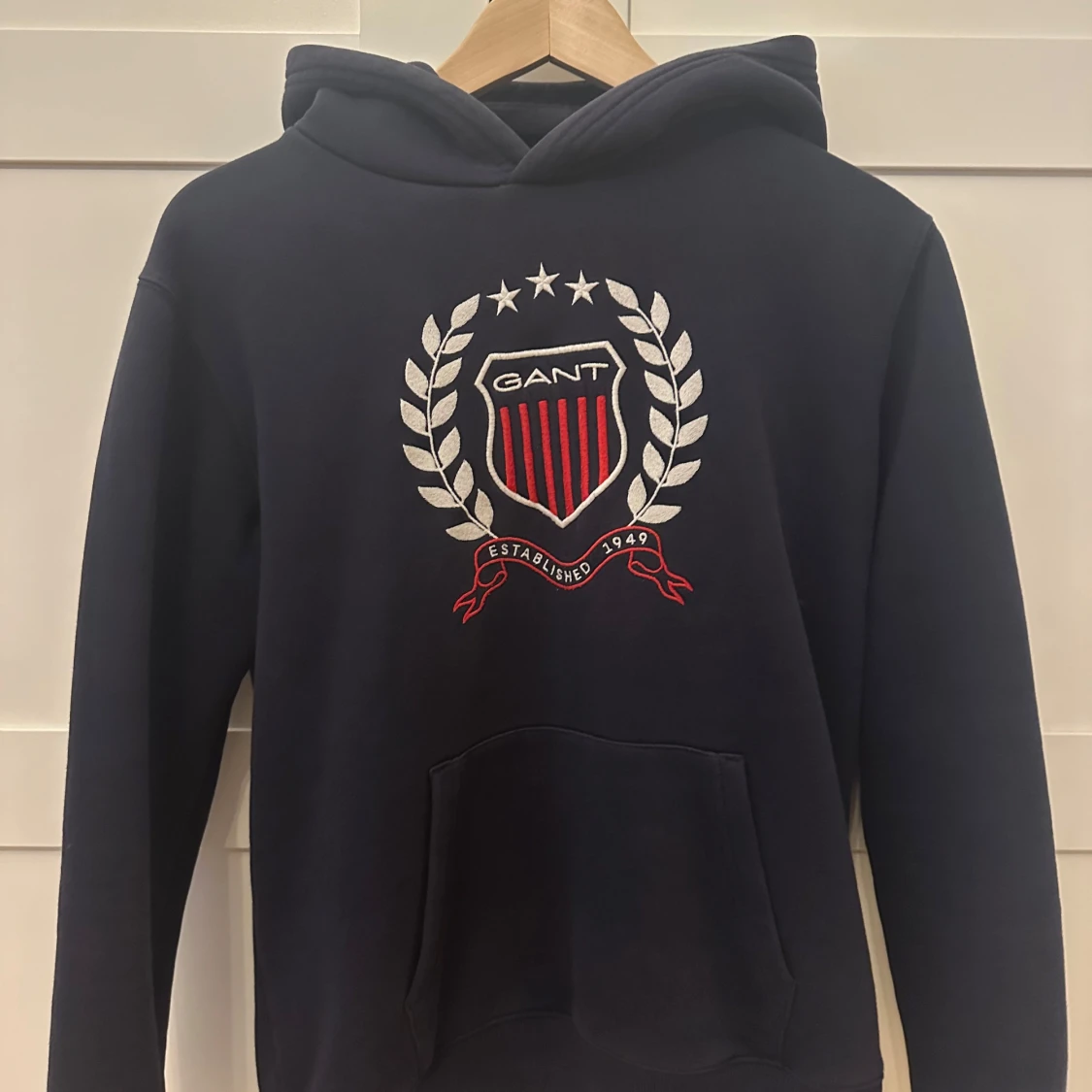 Mörkblå hoodie från GANT med broderad logga