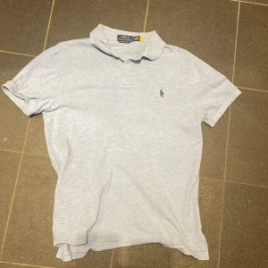 Ljusblå pikétröja från Polo Ralph Lauren - Säljer den här piken perfekt för sommaren. Det är bara att säga till om ni har frågor.
