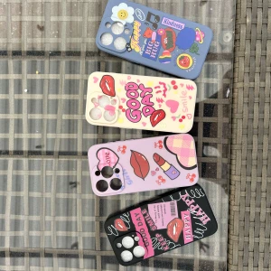 Fyra färgglada mobilskal med tryck - Säljer fyra mobilskal i olika färger och motiv, bland annat med läppar, hjärtan, text och roliga stickers. Skalen är i plast och har färger som svart, blå, beige och lila. Perfekt för dig som vill ha en personlig och lekfull look på mobilen. 20kr/st