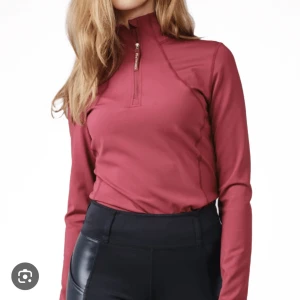 Vinröd träningströja  - Säljer denna funktions tröja från ps of sweden. Fint skick. Storlek S. Det går bra att använda köp nu💕