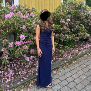 Marinblå långklänning från Goddiva London - Säljer min marinblåa långklänning från Goddiva London. Klänningen är i jätte skönt material och sitter perfekt längst kroppen. Endast använd en gång och är i nyskick!🥰