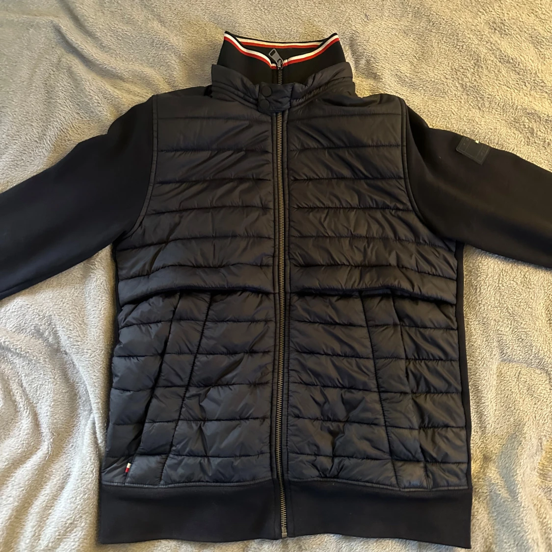 Mörkblå jacka från Tommy Hilfiger