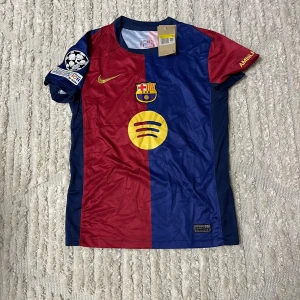 Barcelona T-Shirt ”Lamine Yamal” - Tjena! Säljer nu min Barcelona tröja. Skicket på tröjan är 9/10. Den är stolek S. Priset kan diskuteras👍. Vid fler frågor/bilder är det bara att höra av sig 👍👍