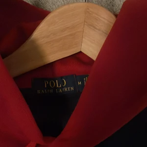 Polo Ralph Lauren Hoodie - Säljer en unik hoodie från Polo Ralph Lauren - är perfekt till sommaren med det sköna materialet och passar till det mesta - pris är ej hugget i sten och ställ gärna frågor!