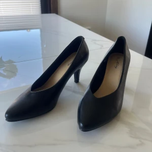 Svarta pumps från Alley - Säljer ett par klassiska svarta pumps från Alley i storlek 38. Skorna har spetsig tå och klack.De har använts 1 gång så de är i väldigt bra skick.