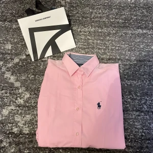 Rosa skjorta från Polo Ralph Lauren - Säljer en Rosa skjorta från Polo Ralph Lauren. Skjortan är i strålande sick🤩.  Det är storlek L i barn så 16år (xs). 