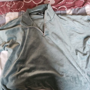 Ljusblå fleece half zip tröja - Mysig grön fleece tröja med half zip och  krage. Perfekt för kyliga dagar när du vill vara både bekväm och snygg. Mjuk känsla och enkel att dra på sig, passar till allt från jeans till mjukisbyxor.