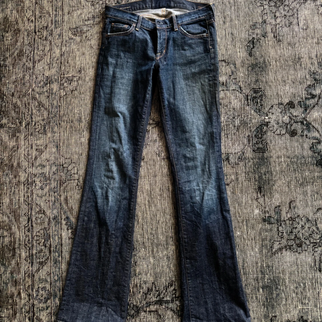 Mörkblå bootcut jeans från 7 For All Mankind