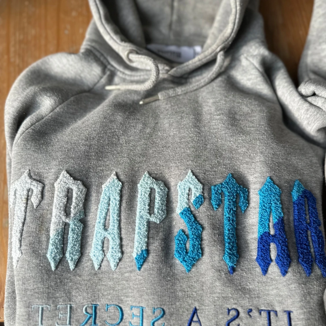 Grått Set Trapstar hoodie + byxor med blå brodyr - 3