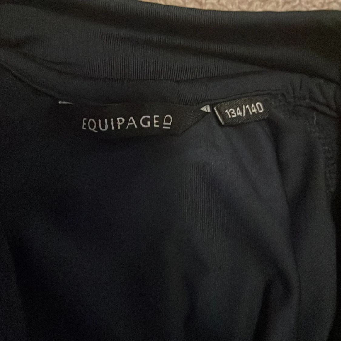 mörkblå pikétröja från Equipage - 2