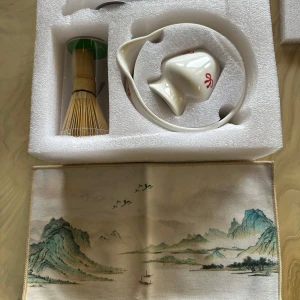 Matcha set - Ett elegant matcha teceremoni set med visp, sil, skål, kanna och sked. Perfekt för dig som vill utforska japansk tekultur och skapa en rogivande stund hemma. Setet har vackra detaljer och levereras i skyddande förpackning.