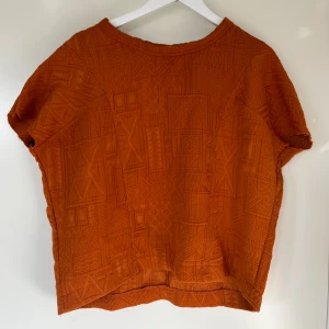 Zara topp - Unik topp från zara. Har klippt av armarna själv. 