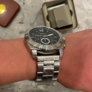 HELT NY Fossil klocka  - HELT NY Fosil silverklocka || Nypris 2500kr || Mitt pris 1499kr || 48mm || Tveka inte på att höra av dig vid frågor eller funderingar 