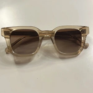 Beige solglasögon från CHIMI modellen 04🤍 - Snygga solglasögon från chimi i modellen 04 och färgen ecru! Använda fåtal gånger, nypris 1450. Kommer med ett vitt fodral och en vit påse för förvaring.🤍Bara skriv om ni har några frågor!☺️