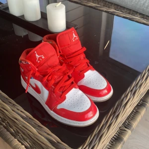 Jordan 1 mid barcelona  - Ett par jätte bra skor om du som inte har köpt ett par märkesskor än. Passar dig som går i kanske 6-7. OBS har bara använts fåtal gånger samt att cressskydd med följer skor.
