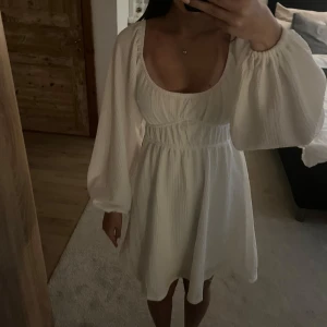 Vit klänning  - En vit klänning med stora armar i mycket fint skick, endast andvänd en gång! 