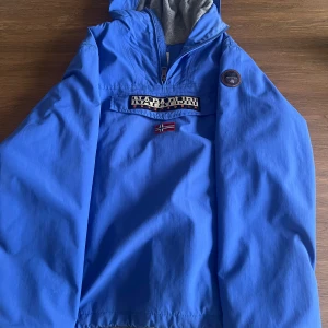 Napapijri jacka - En snygg regn jacka som är perfekt till regniga dagar och hösten. Priset kan diskuteras så tveka inte på att höra av er. MVH Jacob