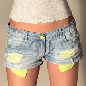 Lågmidjade jeansshorts  - Midjemått: 41cm. Kolla in min profil och följ för fler plagg🙌