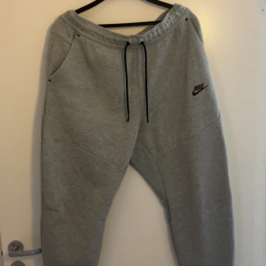 Nike tech fleece byxor  - Nike tech fleece byxor i storlek L köpta på jd går att köpa hela tracksuiten om man kollar min profil 