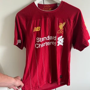 Liverpool/Mané tröja  - Riktigt fin Liverpool/Mané tröja stl S, jag skulle säga att den ändå är i bra skick 6/10