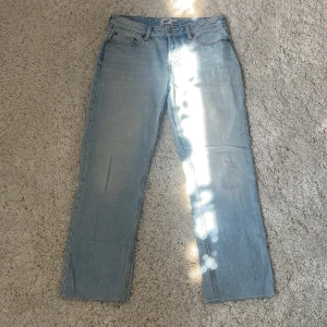 Ljusblå raka jeans från 157, stl M - Ljusblå jeans från 157 i rak modell med klassisk femficksdesign. Jeansen har normal passform och är tillverkade i bomull. Uppsydda ca 4 cm. Perfekta för dig som gillar en enkel och stilren vibe.