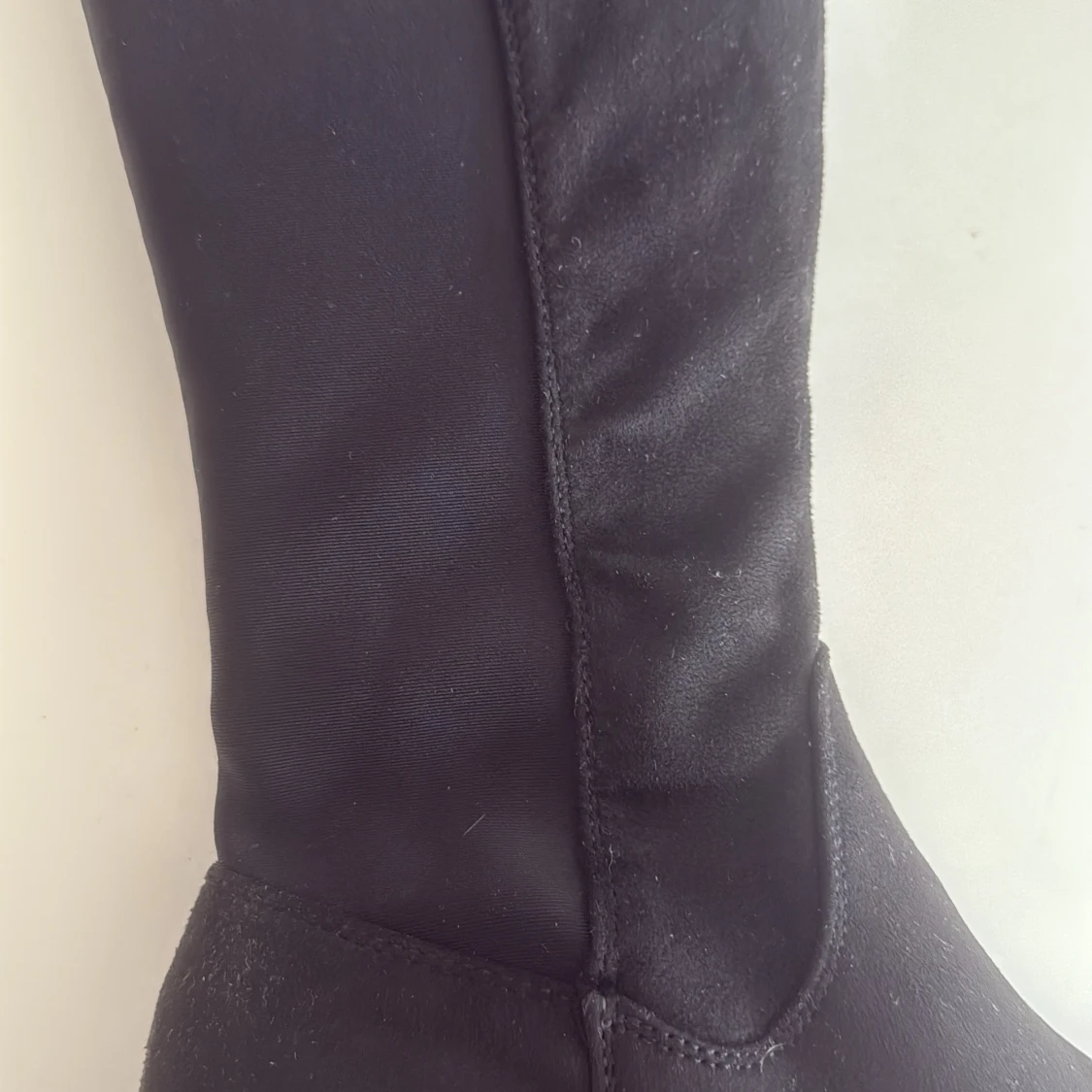 Svarta höga stövlar i mocka och textil - 3