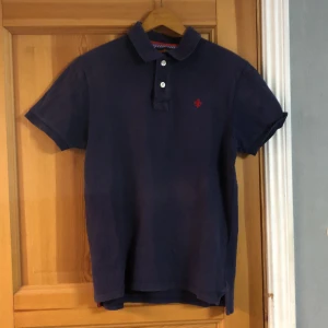 Mörkblå pikétröja från Morris - Säljer en klassisk mörkblå pikétröja från Morris med korta ärmar och krage. Fint skick och har ni frågor om pikén så bara skriv så svarar jag så fort jag kan. 