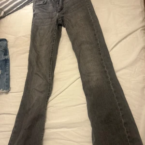 Grå bootcut jeans från ONLY - Säljer ett par gråa bootcut jeans från ONLY i storlek XS. Jeansen har klassisk femficksdesign och en snygg utsvängd passform nertill. Perfekta för dig som gillar en retroinspirerad look.