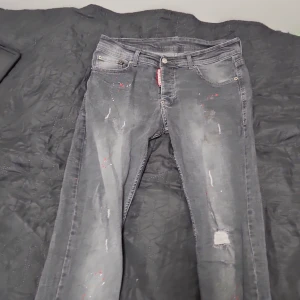 Dsquared2 byxor  - Grå byxor 