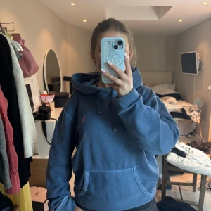 Blå hoodie från Ralph Lauren - Fin och passar till mycket! Stl S men skulle säga att den är S-M. 