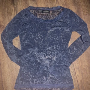 Bodyflirt spetströja - Vintage marinblå spetströja🤍köpt här på plick (bilderna på är lånade från förra ägaren), jättefin och använd en gång för min del, säljer pga att den helt enkelt inte passade mig, skriv gärna för fler bilder/mått🤍 använd gärna köp nu<3