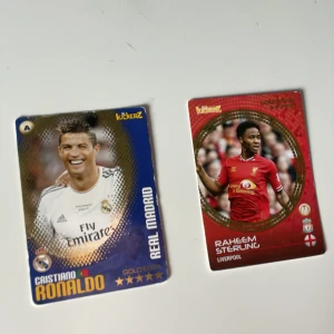 Kickerz fotbollskort: Cristiano Ronaldo & Raheem Sterling - Två coola Kickerz samlarkort med fotbollsstjärnorna Cristiano Ronaldo (Real Madrid) och Raheem Sterling (Liverpool). Perfekt för unga fotbollsfans och samlare som vill ha unika kort med stats och karriärinfo på baksidan.  Skriv om du bara vill ha ett av korten. Pris kan diskuteras 
