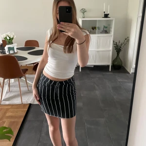 Randig mini jeanskjol - Svart & vit randig mini jeanskjol i nyskick, endast testad. Fickor fram och bak. Storlek M men skulle säga att den är mer som en S. 💕