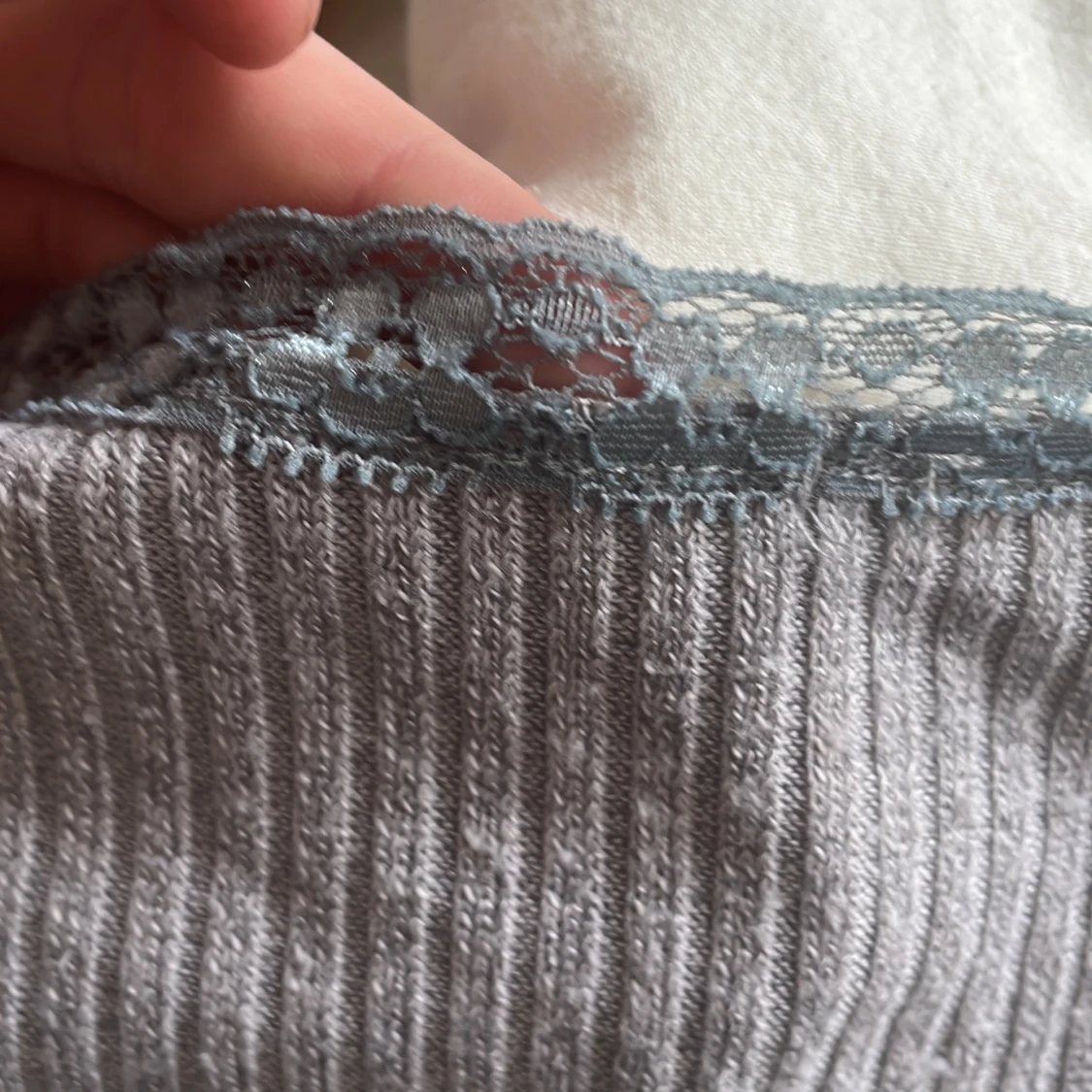 Grå ribbad topp med spets från Romwe - 3