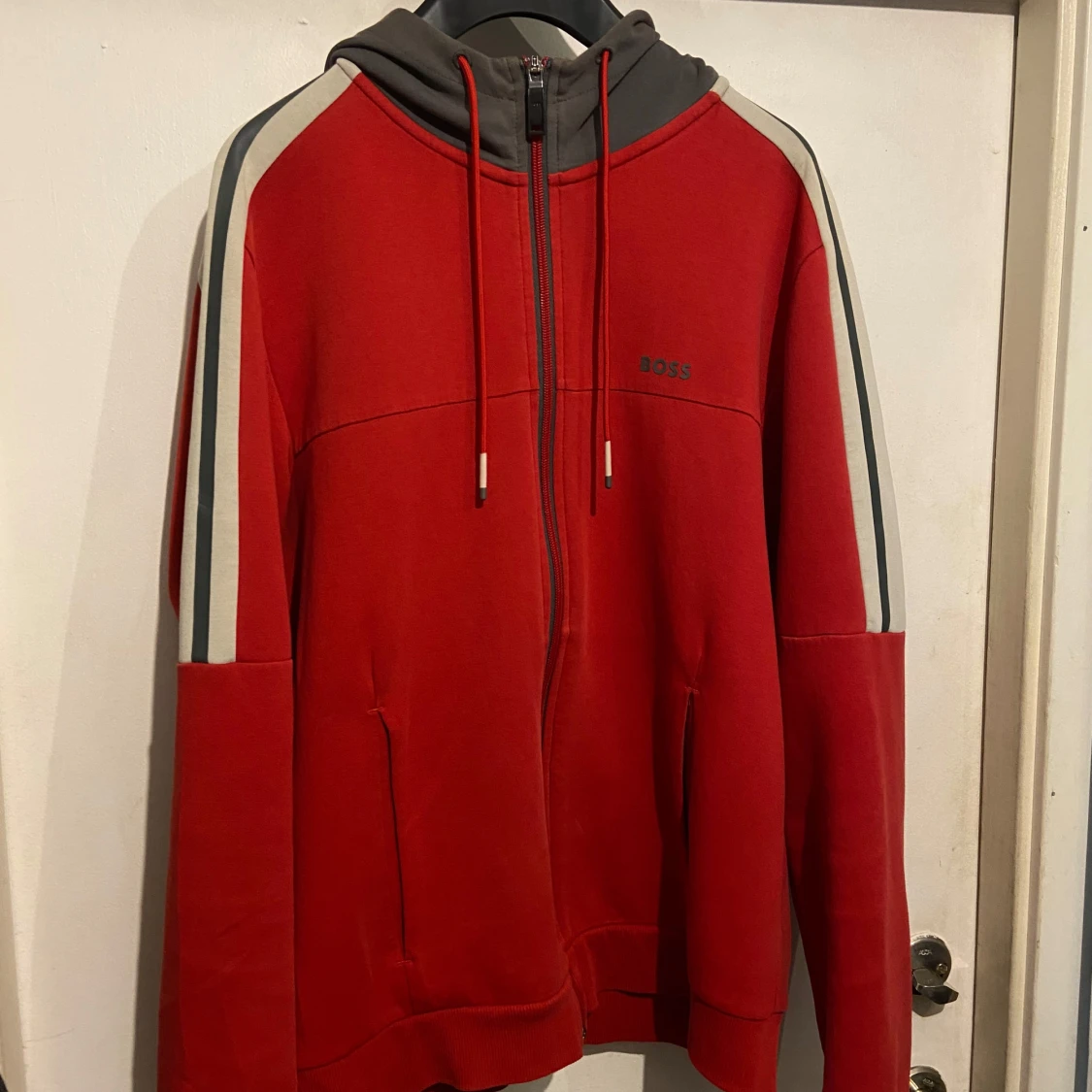 Röd hoodie med huva från BOSS