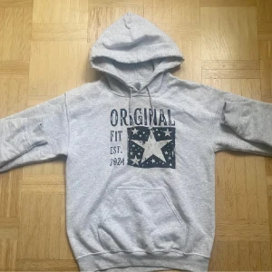 Scndi hoodie grå - Ute efter byte mot helst en överdel. 
